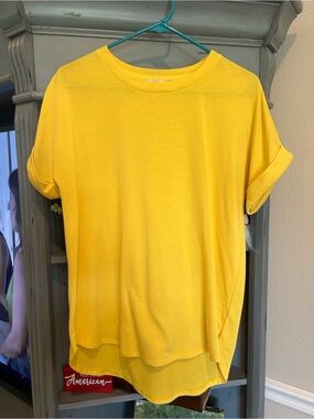 Crown & Ivy Yellow Short Sleeve Women’s Top - Classic Crew Neck